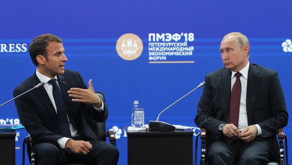 Президент РФ Владимир Путин и президент Франции Эммануэль Макрон на Петербургском международном экономическом форуме. 25 мая 2018