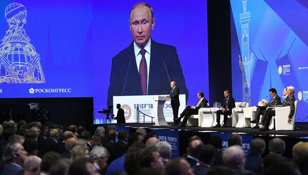 Президент РФ Владимир Путин выступает на пленарном заседании Петербургского международного экономического форума. 25 мая 2018