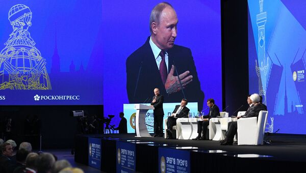 Президент РФ Владимир Путин выступает на пленарном заседании Петербургского международного экономического форума. 25 мая 2018