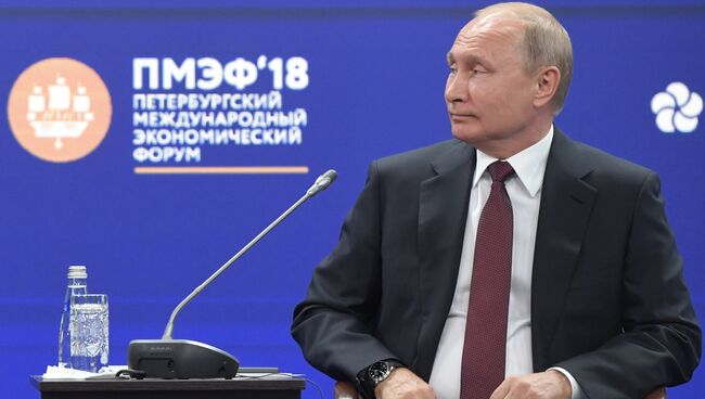 Президент РФ Владимир Путин выступает на пленарном заседании Петербургского международного экономического форума. 25 мая 2018