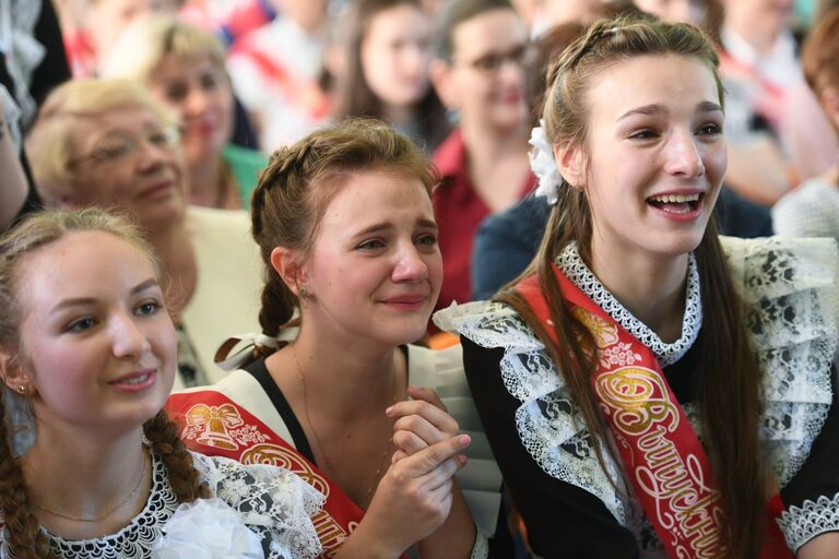 Выпускники средней образовательной школы №3 в подмосковной Балашихе во время празднования последнего звонка