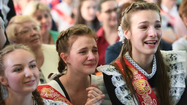 Выпускники средней образовательной школы во время празднования последнего звонка