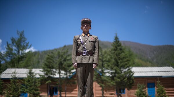 Военнослужащий на ядерном полигоне Пхунгери на севере КНДР