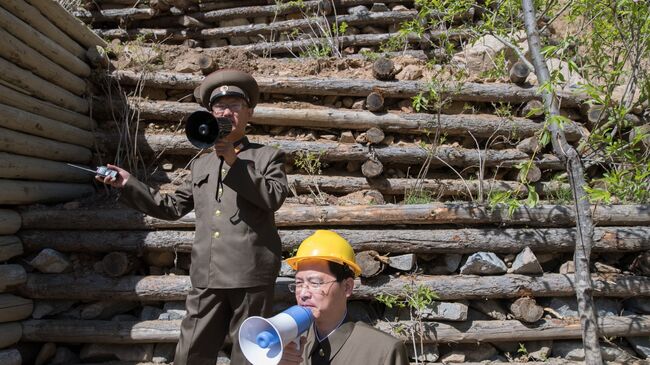 Военнослужащие на ядерном полигоне Пхунгери на севере КНДР