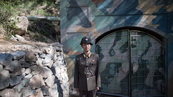 Военнослужащий у входа в шахту для ядерных испытаний №2 на ядерном полигоне Пхунгери на севере КНДР