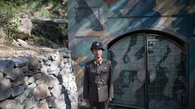 Военнослужащий у входа в шахту для ядерных испытаний №2 на ядерном полигоне Пхунгери на севере КНДР. Архивное фото