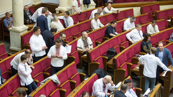 Депутаты, одетые в традиционную украинскую одежду на заседании Верховной рады Украины. 17 мая 2018 
