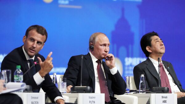 Президент РФ Владимир Путин, президент Франции Эммануэль Макрон и премьер-министр Японии Синдзо Абэ на Петербургском международном экономическом форуме. 25 мая 2018. Архивное фото