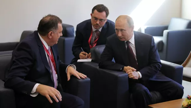 Президент РФ Владимир Путин и президент республики Сербской Боснии и Герцеговины Милорад Додик во время встречи на полях Петербургского международного экономического форума. 25 мая 2018