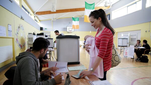 Женщина на избирательном участке во время референдума о либерализации закона об аборте в Дублине, Ирландия. 25 мая 2018