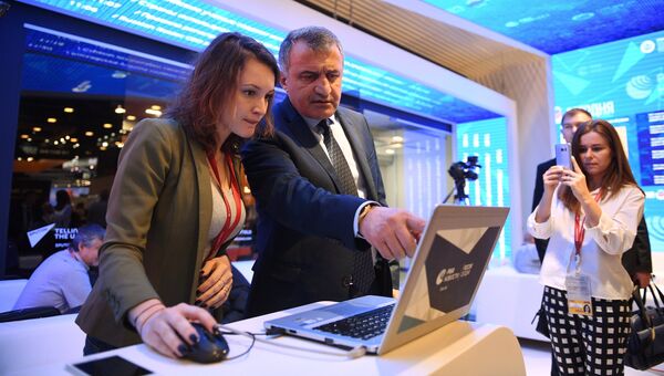 Президент Южной Осетии Анатолий Бибилов на стенде МИА Россия сегодня. 26 мая 2018