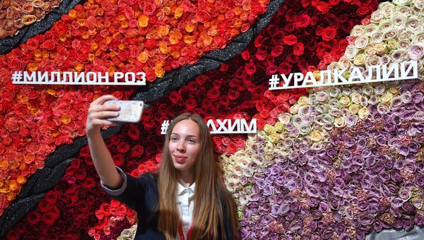 Девушка фотографируется на Петербургском международном экономическом форуме. 26 мая 2018