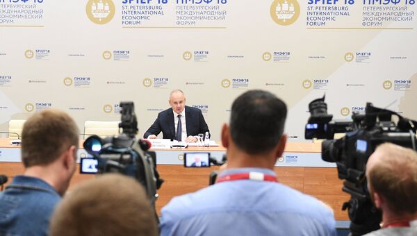 Советник президента РФ Антон Кобяков во время итоговой пресс-конференции на Петербургском международном экономическом форуме. 26 мая 2018