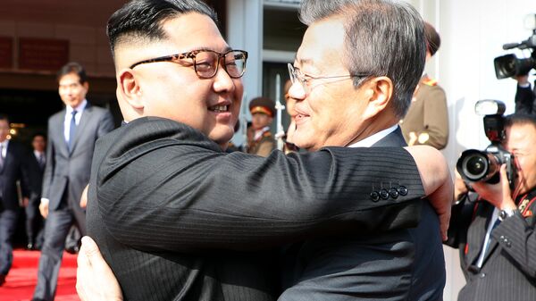 Лидер КНДР Ким Чен Ын и президент Южной Кореи Мун Чжэ Ин во время встречи в демилитаризованной зоне. 26 мая 2018. Архивное фото