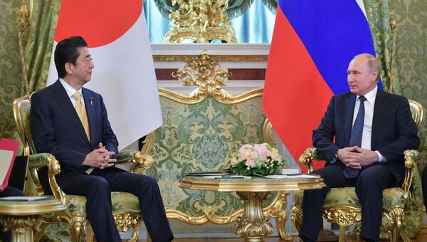 Президент РФ Владимир Путин и премьер-министр Японии Синдзо Абэ во время встречи. 26 мая 2018