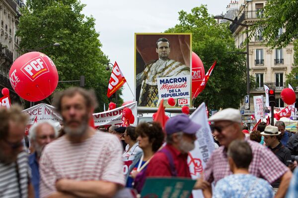 Участники акции протеста против политики президента Франции Эммануэля Макрона в Париже. 26 мая 2018 Участники акции протеста против политики президента Франции Эммануэля Макрона в Париже. 26 мая 2018
