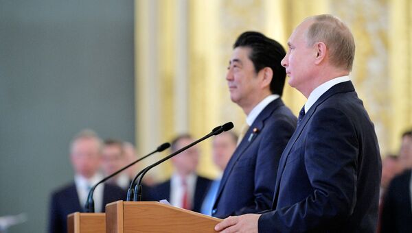 Президент РФ Владимир Путин и премьер-министр Японии Синдзо Абэ. 26 мая 2018