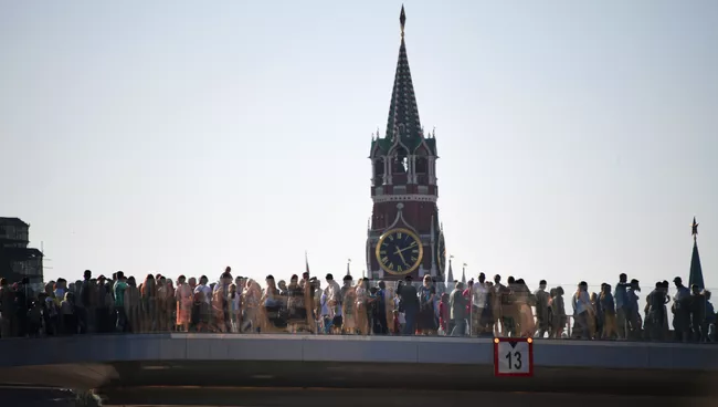 Посетители на Парящем мосту в природно-ландшафтном парке Зарядье в Москве. архивное фото