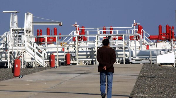 Рабочий на газоизмерительной станции газопровода Голубой поток в Самсуне, Турция