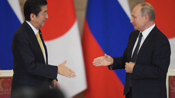 Президент РФ Владимир Путин и премьер-министр Японии Синдзо Абэ на пресс-конференции по результатам российско-японских переговоров. 26 мая 2018