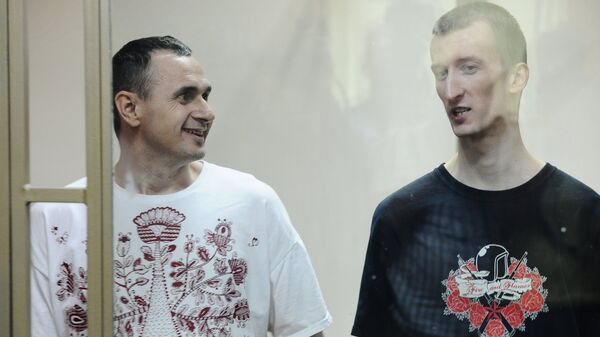 Олег Сенцов (слева) и Александр Кольченко, обвиняемые в создании террористического сообщества в Крыму и подготовке терактов, во время оглашения приговора. Архивное фото