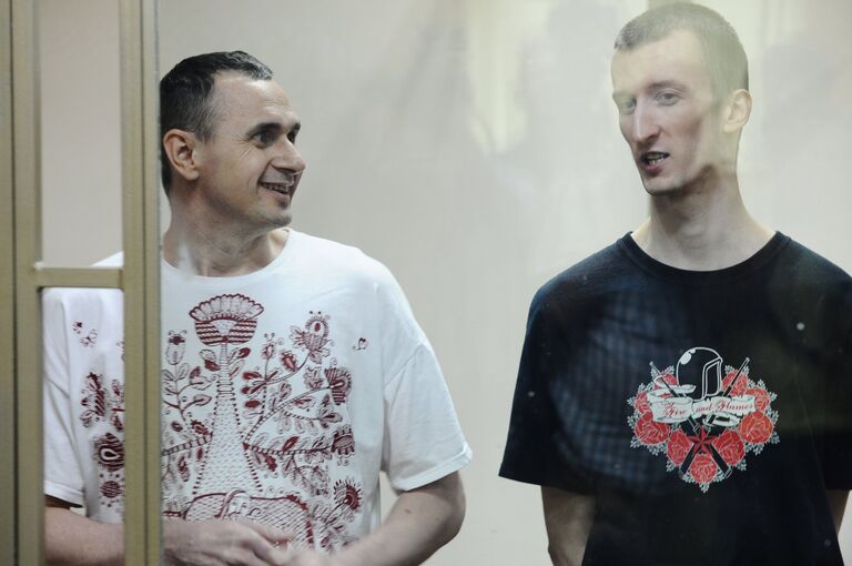 Олег Сенцов (слева) и Александр Кольченко, обвиняемые в создании террористического сообщества в Крыму и подготовке терактов, во время оглашения приговора