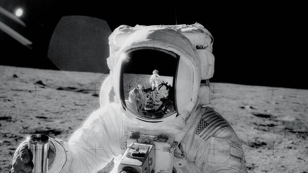 Американский астронавт Алан Бин во время высадки на Луну. 20 ноября 1969