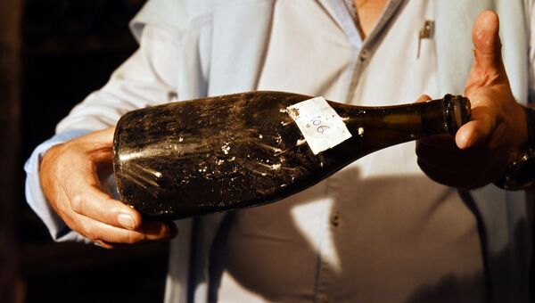 Одна из трех бутылок желтого вина датированного 1774 годом в подвале в Арбуа, Франция, в преддверии аукциона. 22 мая 2018