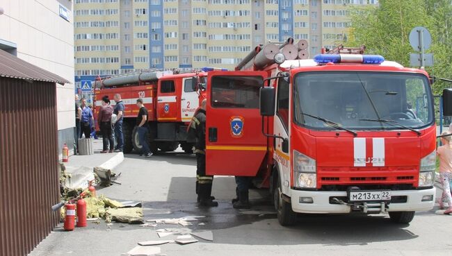 Сотрудники МЧС России по Алтайскому краю у торгового центра Весна в Барнауле. 27 мая 2018