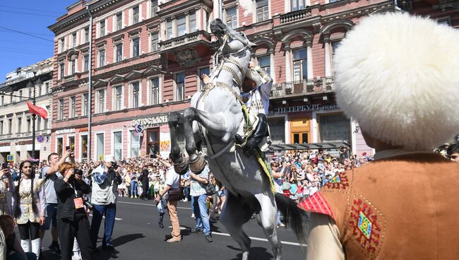 Жители и гости Санкт-Петербурга во время празднования Дня города. 27 мая 2018