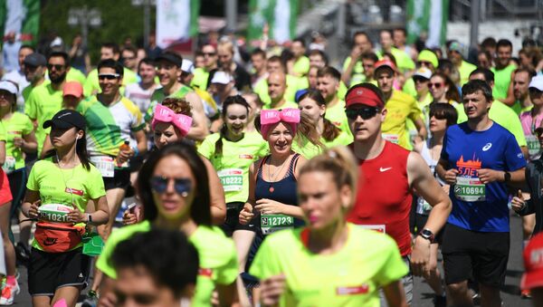 Участники благотворительного зелёного марафона Бегущие сердца в Москве. 27 мая 2018