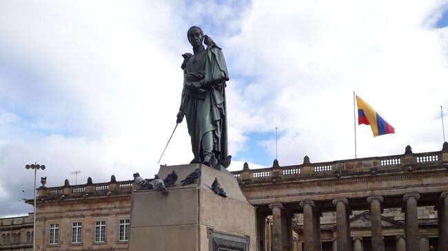 Памятник Симону Боливару на центральной площади Боготы, Колумбия