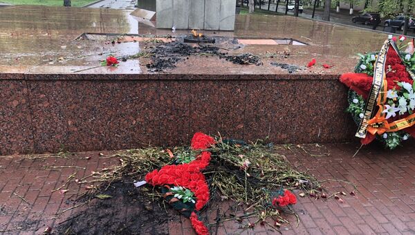 Сожженные цветы и венки на мемориале Защитникам Отечества в Челябинске
