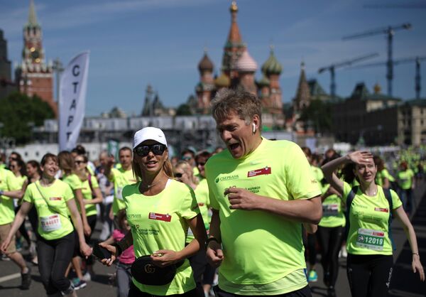 Пресс-секретарь президента РФ Дмитрий Песков с супругой, олимпийской чемпионкой по фигурному катанию Татьяной Навкой во время благотворительного зелёного марафона Бегущие сердца в Москве. 27 мая 2018