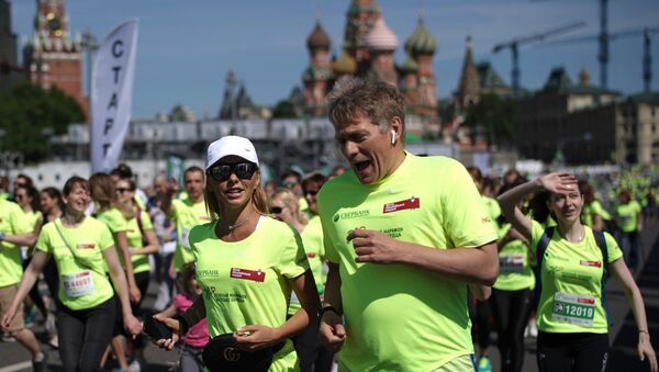 Пресс-секретарь президента РФ Дмитрий Песков с супругой, олимпийской чемпионкой по фигурному катанию Татьяной Навкой во время благотворительного зелёного марафона Бегущие сердца в Москве. 27 мая 2018