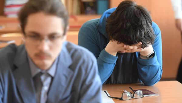 Ученики, сдающие ЕГЭ, перед началом экзамена. Архивное фото