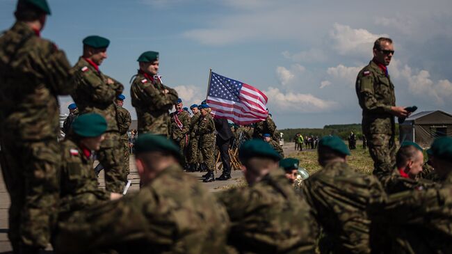 Флаг США на военной базе в Польше, архивное фото