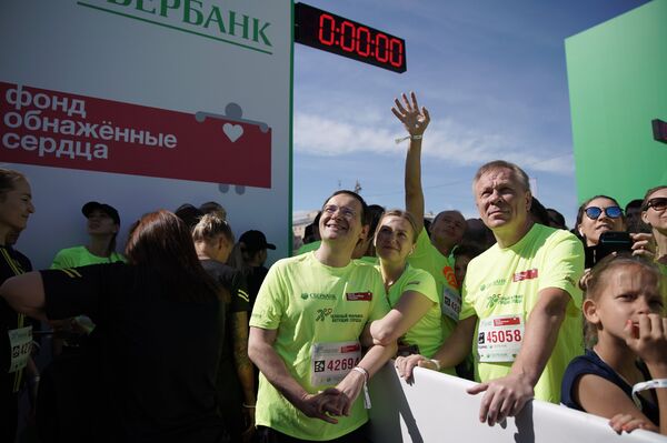 Министр культуры РФ Владимир Мединский и его супруга Марина (в центре) во время благотворительного зелёного марафона Бегущие сердца в Москве