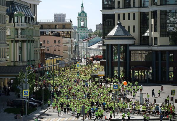 Участники благотворительного зелёного марафона Бегущие сердца в Москве