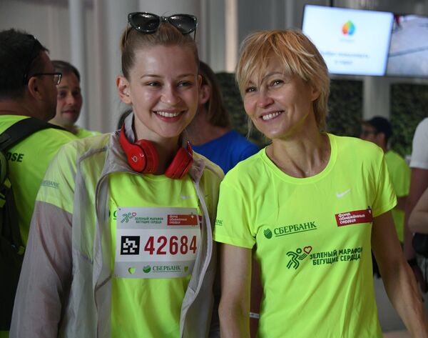 Актрисы Юлия Пересильд (слева) и Ингеборга Дапкунайте перед стартом благотворительного зелёного марафона Бегущие сердца в Москве