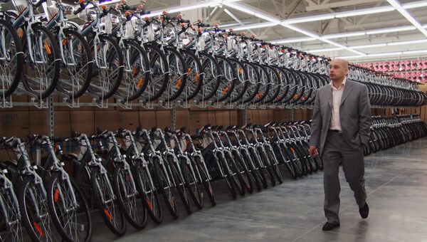 Продажа велосипедов в спортивном гипермаркете Декатлон