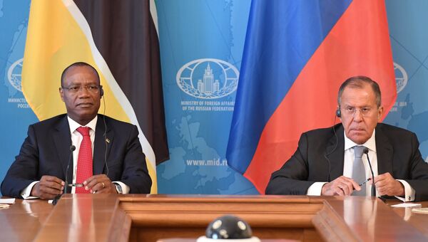 МИД РФ Сергей Лавров и министр иностранных дел Мозамбика Жозе Пашеку во время встречи в Москве. 28 мая 2018