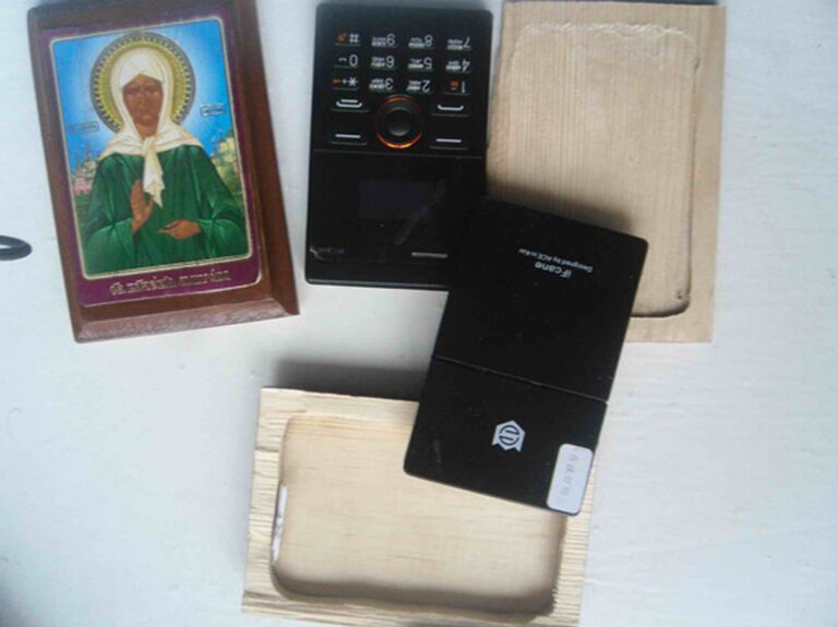 Мобильный телефон, спрятанный в иконе, обнаружили в исправительной колонии №29 в Кемерово. 28 мая 2018 Мобильный телефон, спрятанный в иконе, обнаружили в исправительной колонии №29 в Кемерово. 28 мая 2018