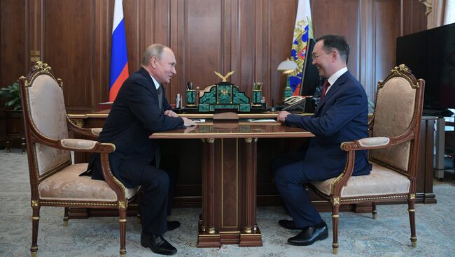 Владимир Путин и бывший глава города Якутска Айсен Николаев во время встречи. 28 мая 2018