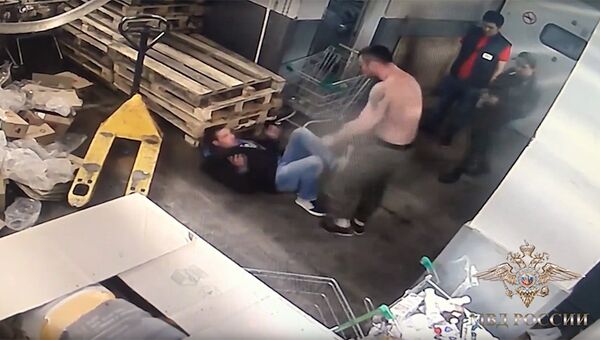 Нападение на мужчину в подсобном помещении супермаркета на улице Новый Арбат в Москве