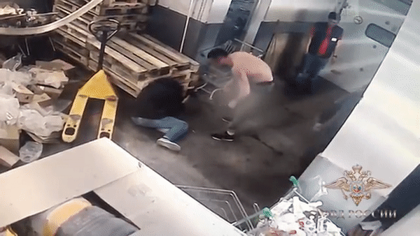 Видео избиения посетителя магазина на Новом Арбате