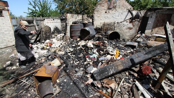 Последствия обстрела жилого дома в Донбассе. Архивное фото
