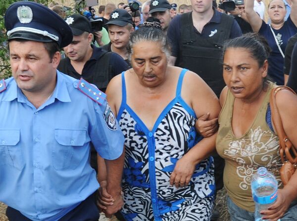 Сотрудники правоохранительных органов успокаивают жителей села Лощиновка в Одесской области, где произошли столкновения и погромы домов цыган Сотрудники правоохранительных органов успокаивают жителей села Лощиновка в Одесской области, где произошли столкновения и погромы домов цыган