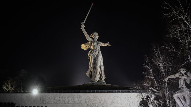 Скульптура Родина-мать зовет! на территории историко-мемориального комплекса Героям Сталинградской Битвы на Мамаевом Кургане