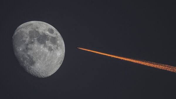 Луна и самолет на закате. Архивное фото